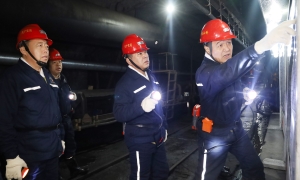 張忠波在鶴崗礦業公司慰問調...